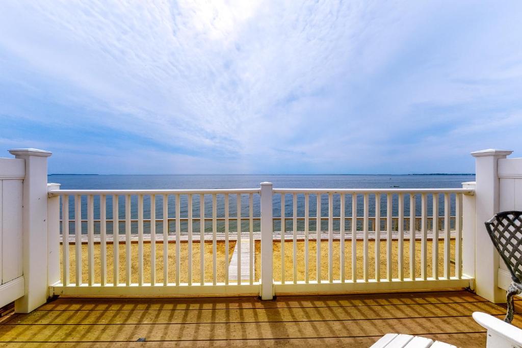 balcón con vistas al océano en Bayside Beauty, en Truro