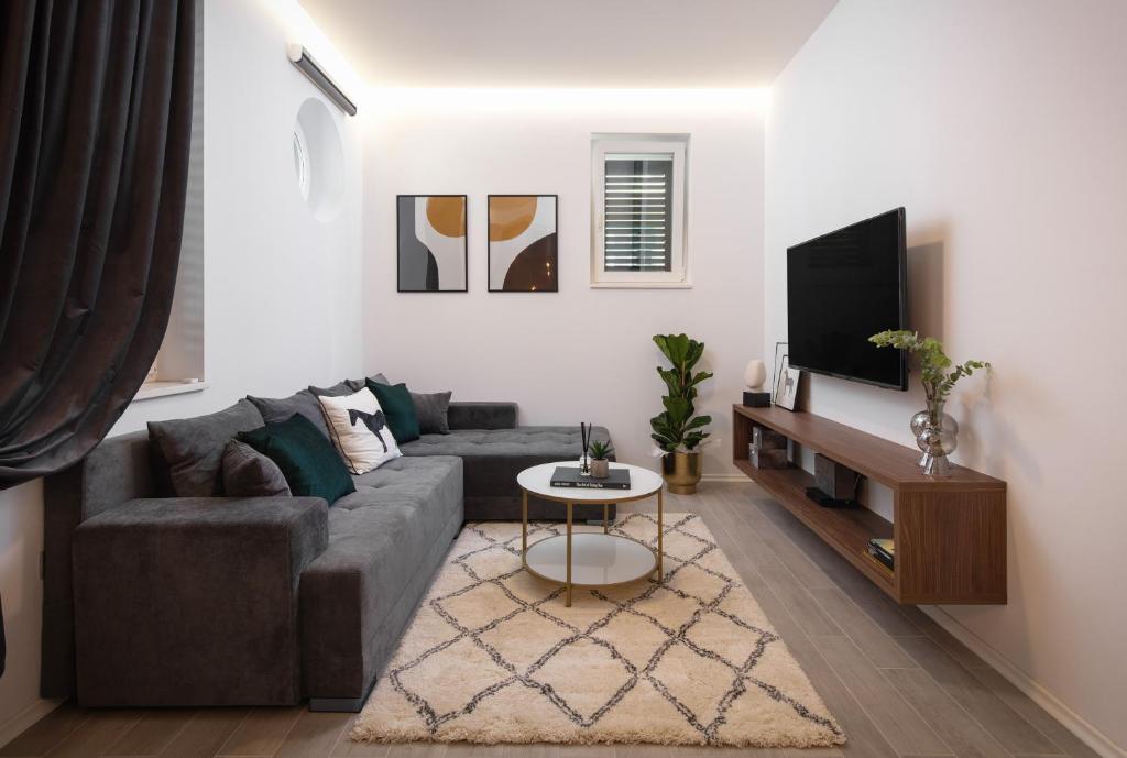 TV a/nebo společenská místnost v ubytování Apartment Ivano & Josip, Bacvice beach