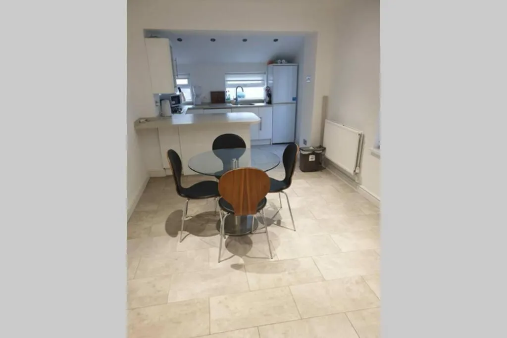 3 Bedroom House Close to City Centre and Stadium, Cardiff, Marea Britanie