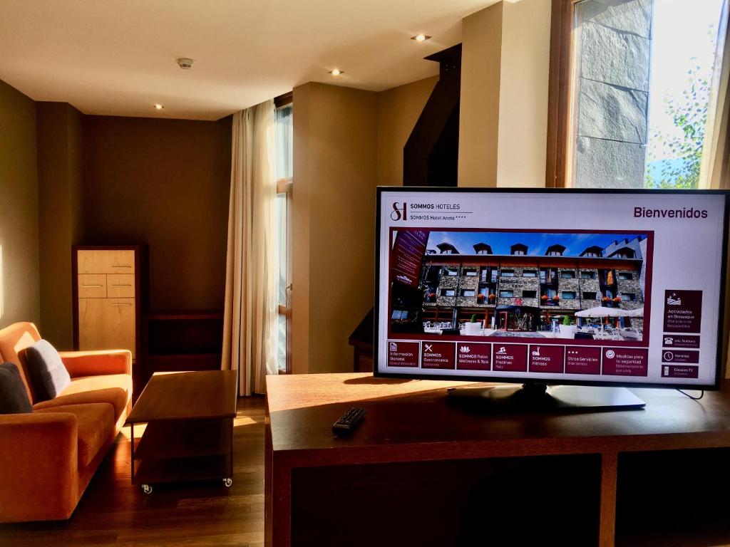 TV a/nebo společenská místnost v ubytování SOMMOS Hotel Aneto
