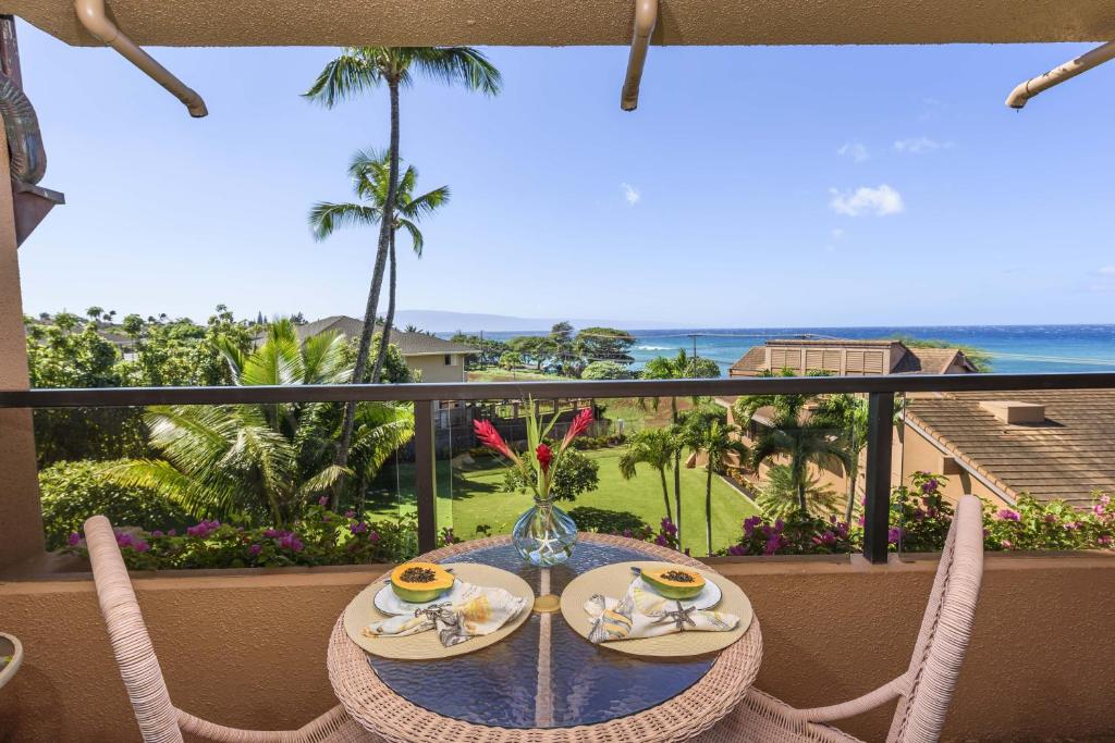 einen Tisch mit zwei Tassen Kaffee auf einem Balkon in der Unterkunft Kahana Villa F406 in Lahaina