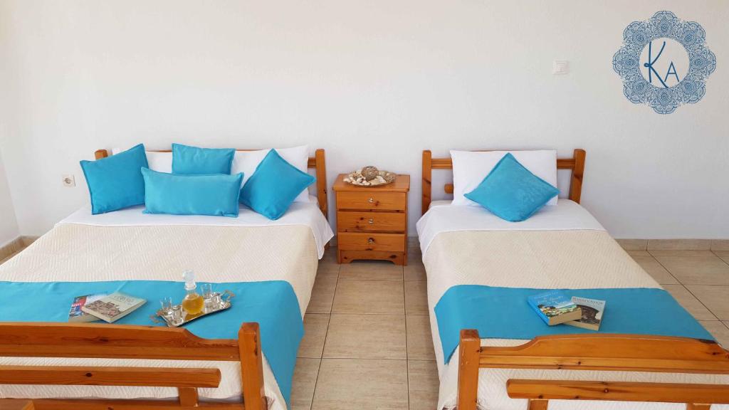2 camas en una habitación de color azul y blanco en Katerina Rodon Apartments, en Nea Roda