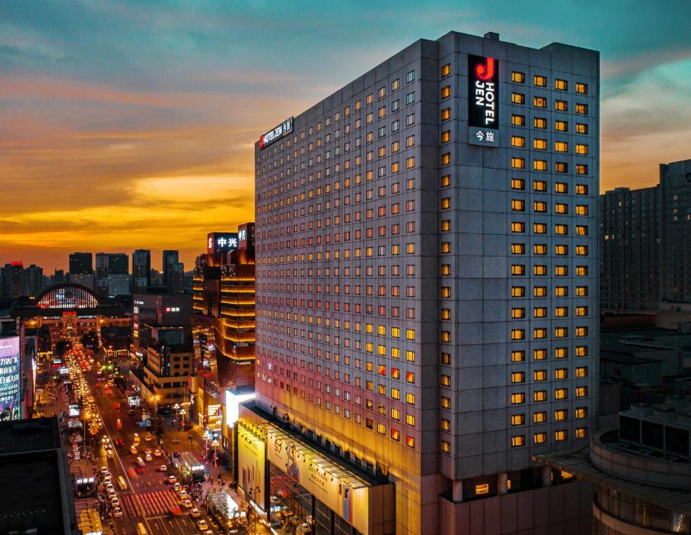 瀋陽的住宿－沈阳JEN酒店-香格里拉集团，一座高大的建筑,上面有城市的标志