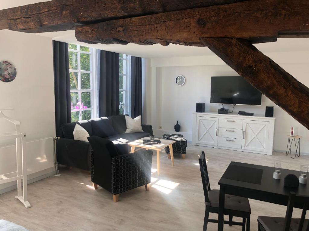 een woonkamer met een bank en een tafel bij Atelier Altstadt Stralsund in Stralsund