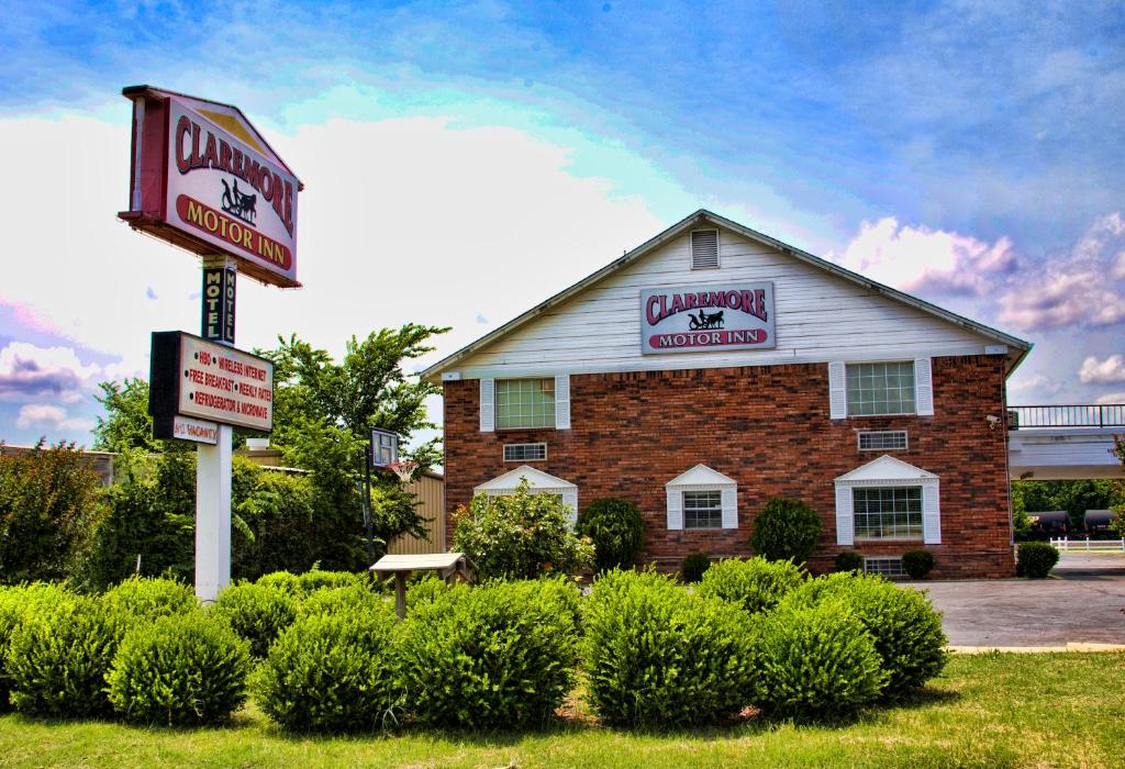 un restaurante de comida rápida con un cartel delante en Claremore Motor Inn, en Claremore