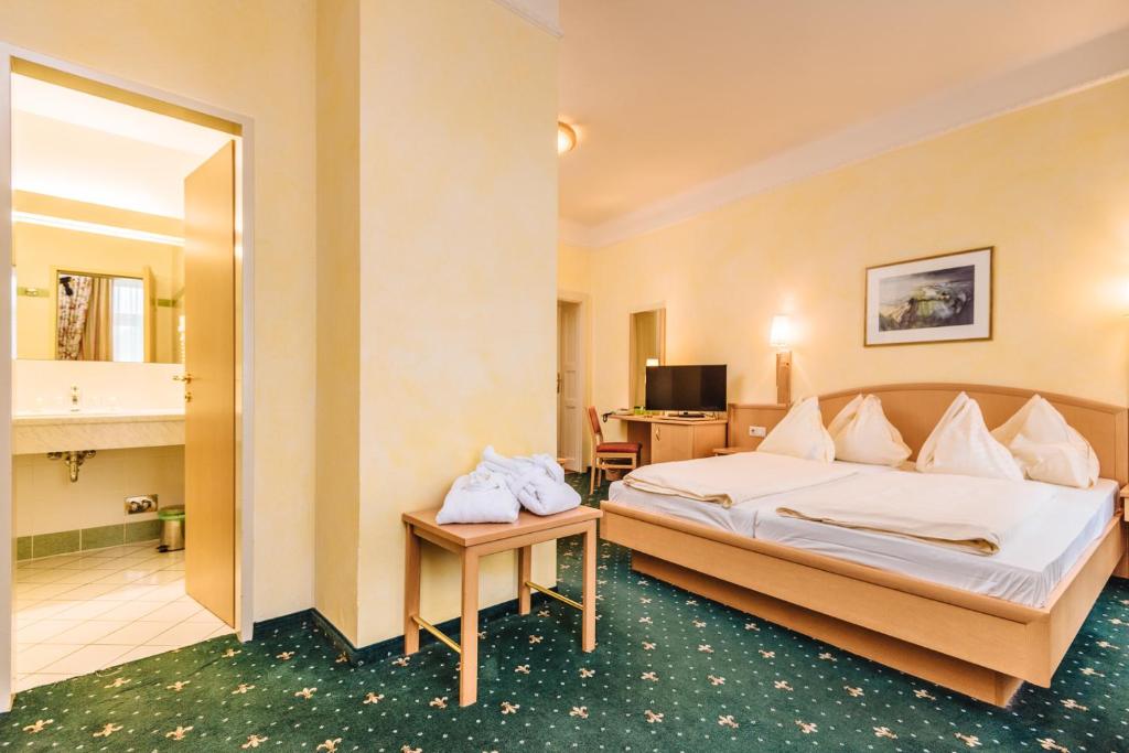 Postel nebo postele na pokoji v ubytování Hotel Drei Hasen