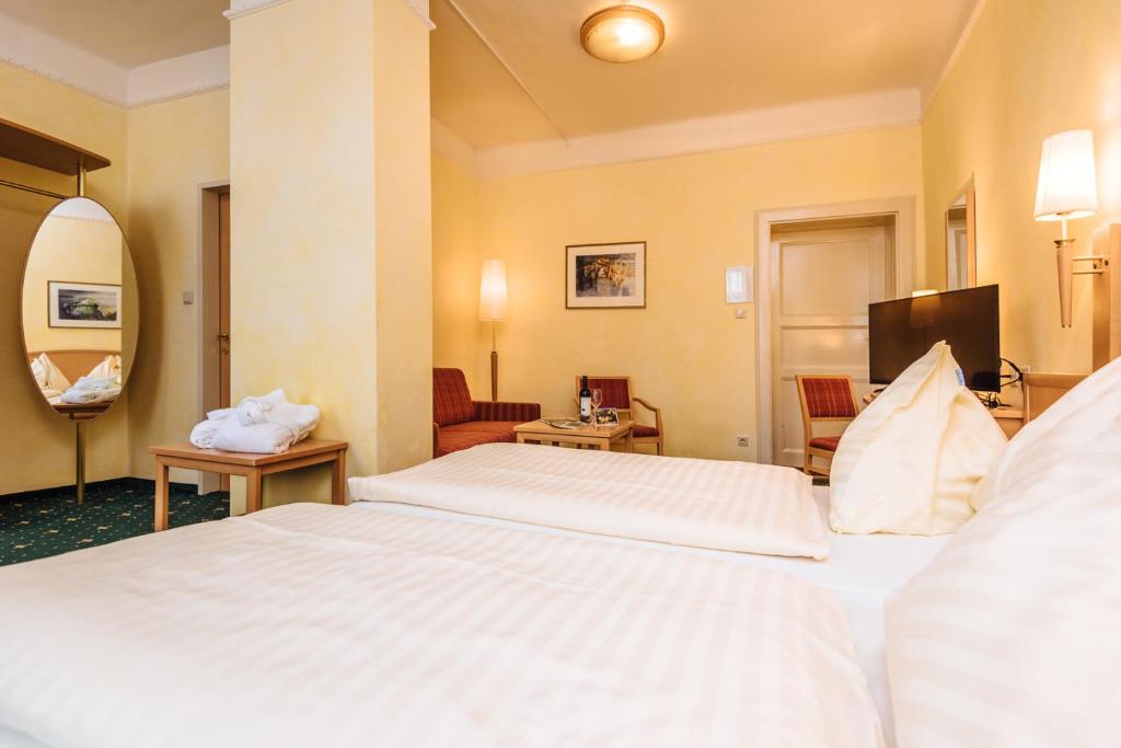 Postel nebo postele na pokoji v ubytování Hotel Drei Hasen