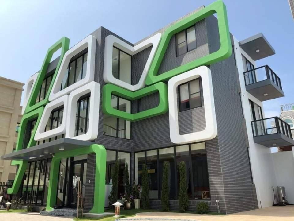 um edifício verde e branco em Green Bay B&B em Magong