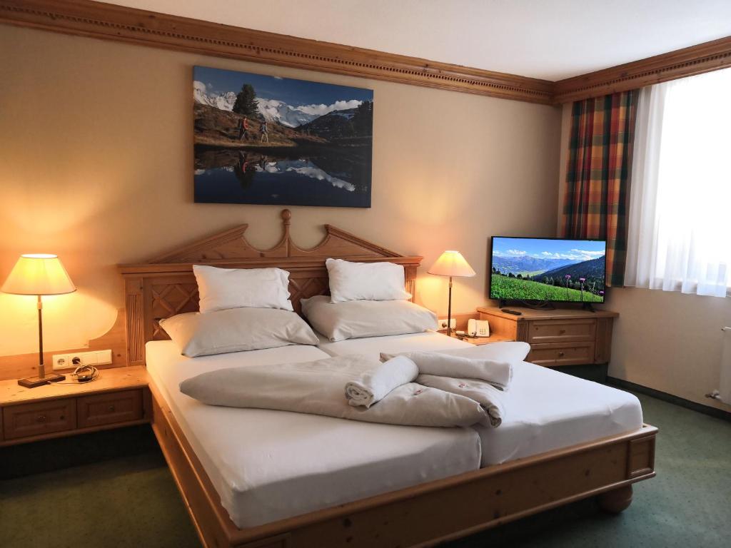 Postel nebo postele na pokoji v ubytování SCOL Sporthotel Zillertal