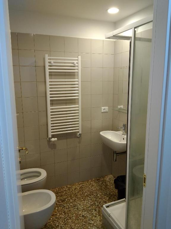 Vannituba majutusasutuses Ostello S. Fosca - CPU Venice Hostels