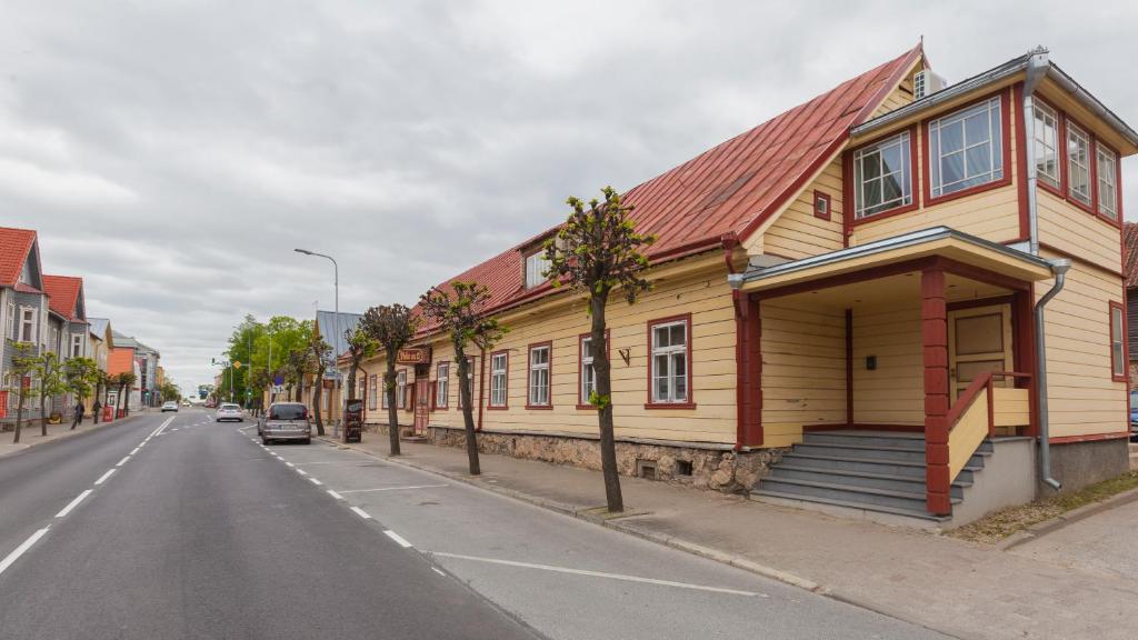 uma casa de madeira ao lado de uma rua em Puhkekodu nr.17 em Võru