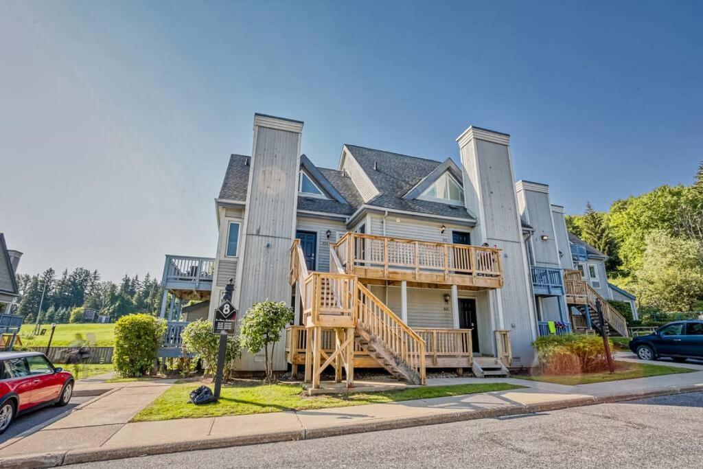 een groot huis met een terras aan een straat bij Mountainside 2 bed 2 bath with Laundry in Blue Mountains