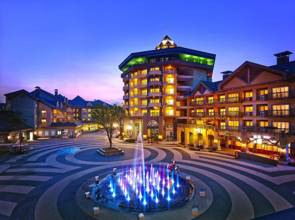 un bâtiment avec une fontaine en face d'un bâtiment dans l'établissement Holiday Inn & Suites Alpensia Pyeongchang Suites, an IHG Hotel, à Pyeongchang