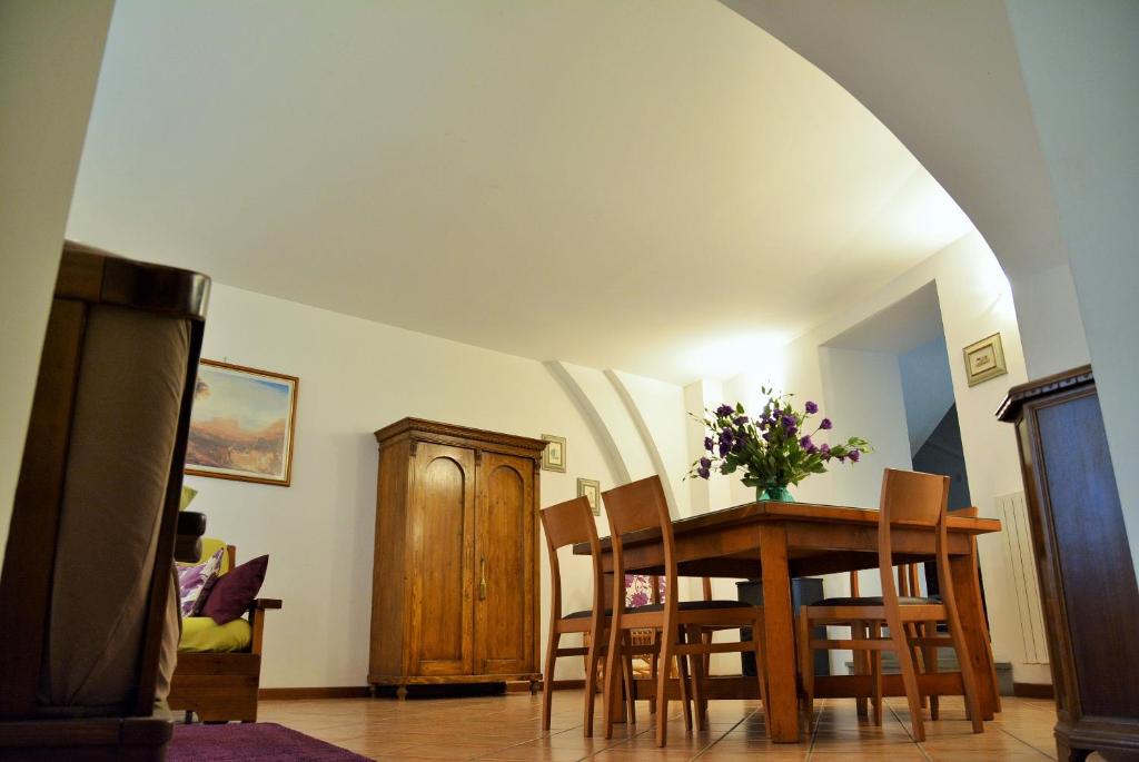 jadalnia ze stołem i krzesłami w obiekcie Alle scalette del Duomo w mieście Orvieto
