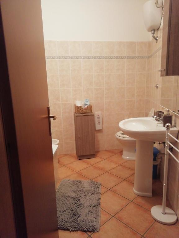 łazienka z umywalką i toaletą w obiekcie Alle scalette del Duomo w mieście Orvieto