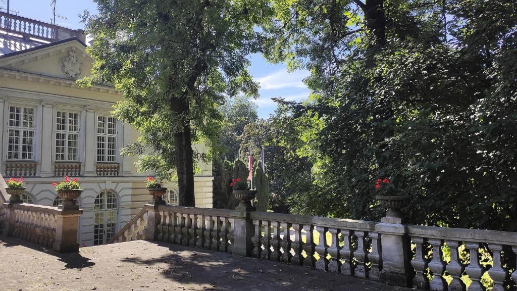 Vonkajšia záhrada v ubytovaní Pokoje Gościnne Pałac w Balicach Instytut Zootechniki PIB