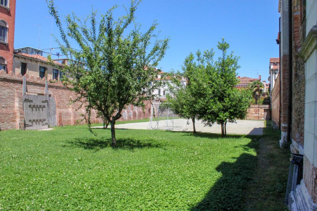 Aed väljaspool majutusasutust Ostello S. Fosca - CPU Venice Hostels