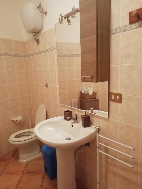 łazienka z umywalką i toaletą w obiekcie Alle scalette del Duomo w mieście Orvieto