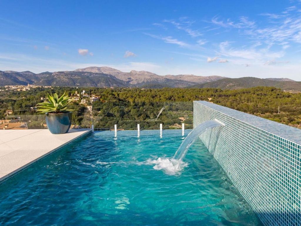 een zwembad met een fontein in het water bij Belvilla by OYO Mont Blau in Búger