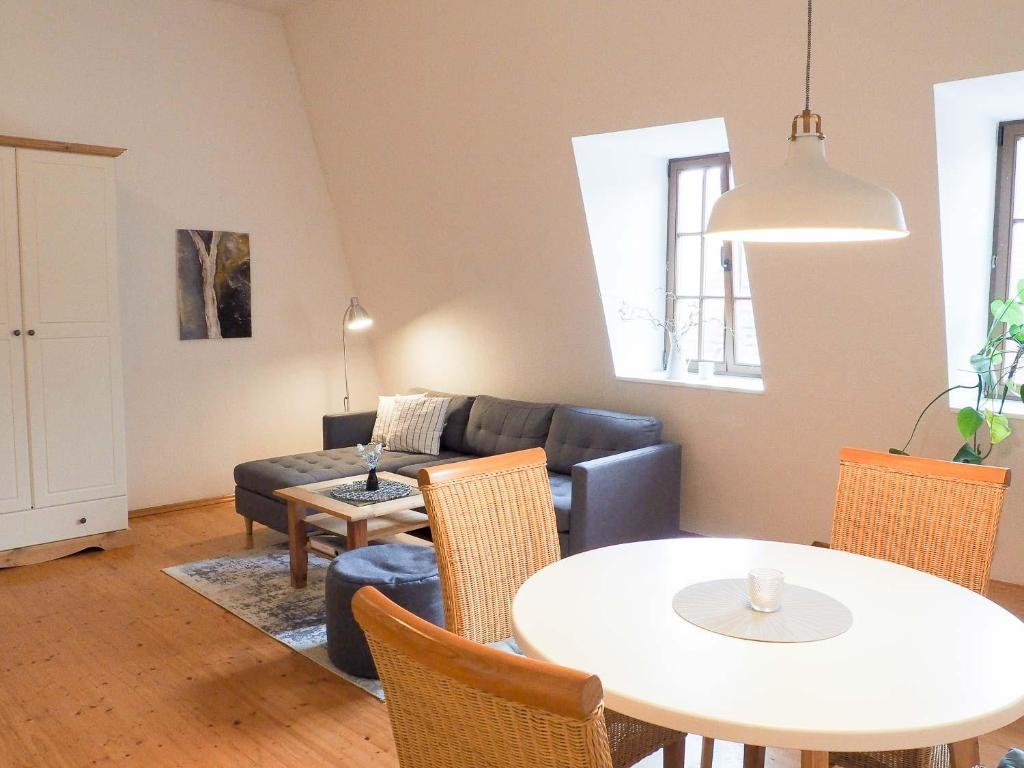 - un salon avec un canapé et une table dans l'établissement Weinquartier Naumburg, à Naumbourg
