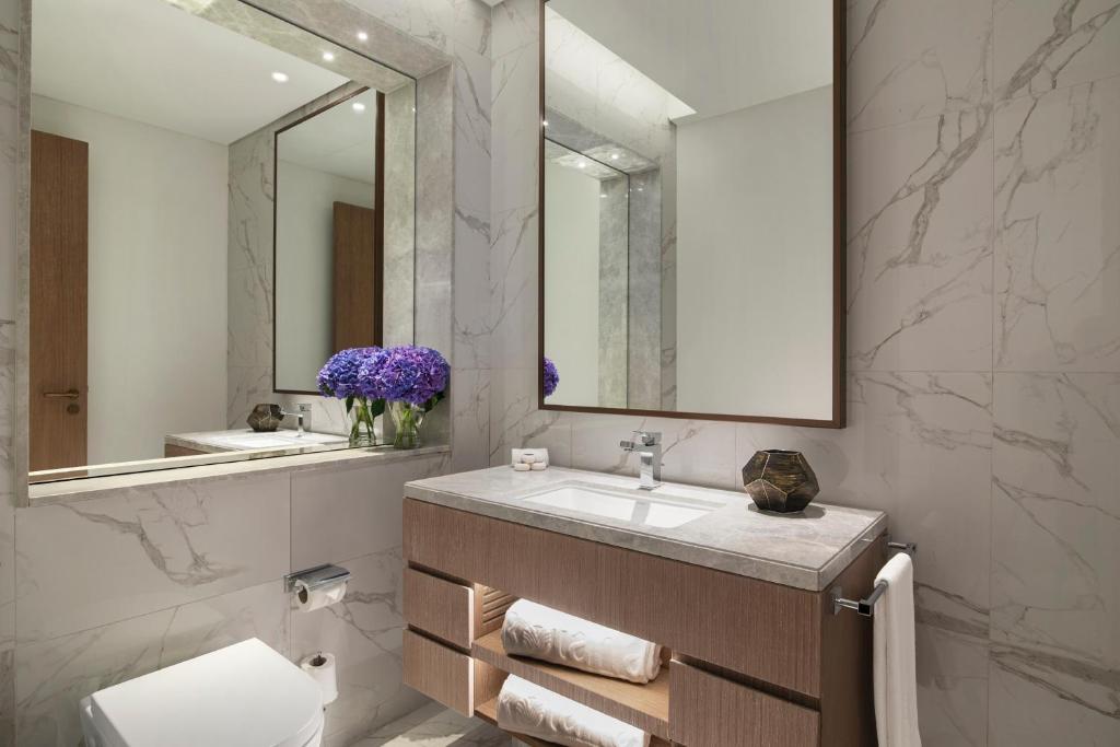 Koupelna v ubytování Al Jaddaf Rotana Suite Hotel