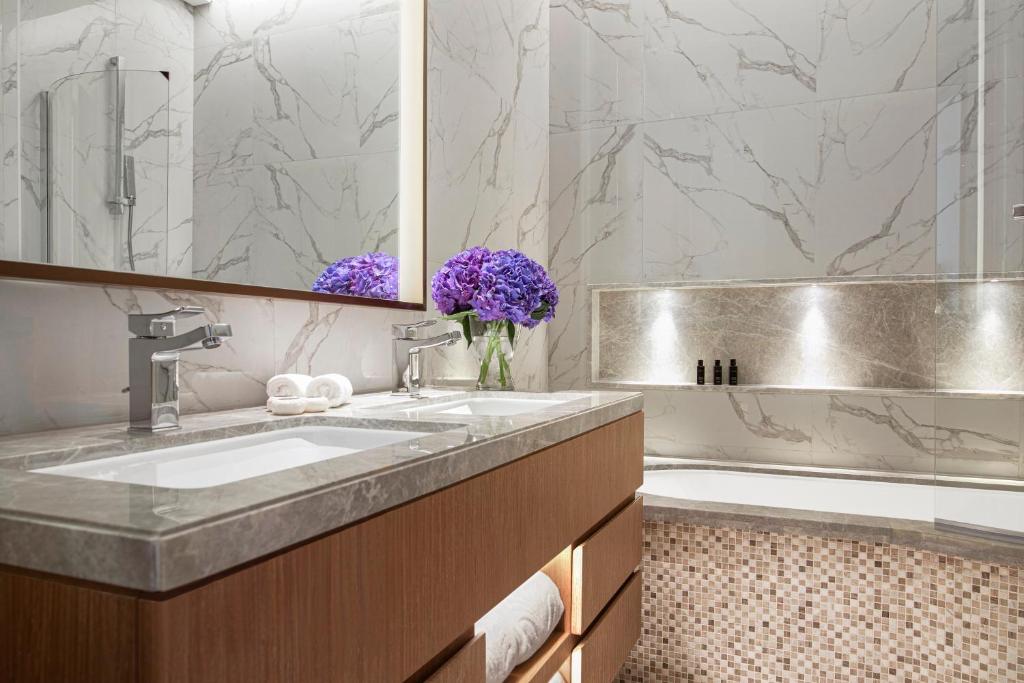 Koupelna v ubytování Al Jaddaf Rotana Suite Hotel