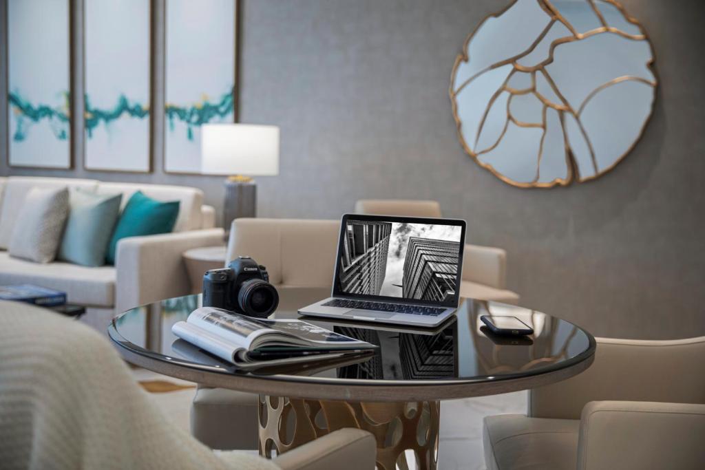 TV a/nebo společenská místnost v ubytování Al Jaddaf Rotana Suite Hotel