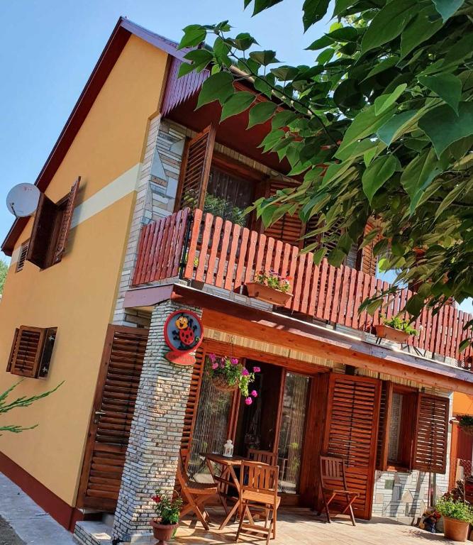 a house with a table and chairs in front of it at Katica Nyaraló in Tiszakécske