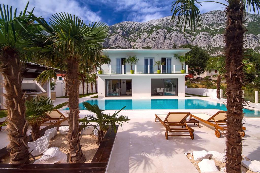 Bazén v ubytovaní Villa Caribic with 72sqm private pool, whirlpool, sauna, outdoor lounge area alebo v jeho blízkosti