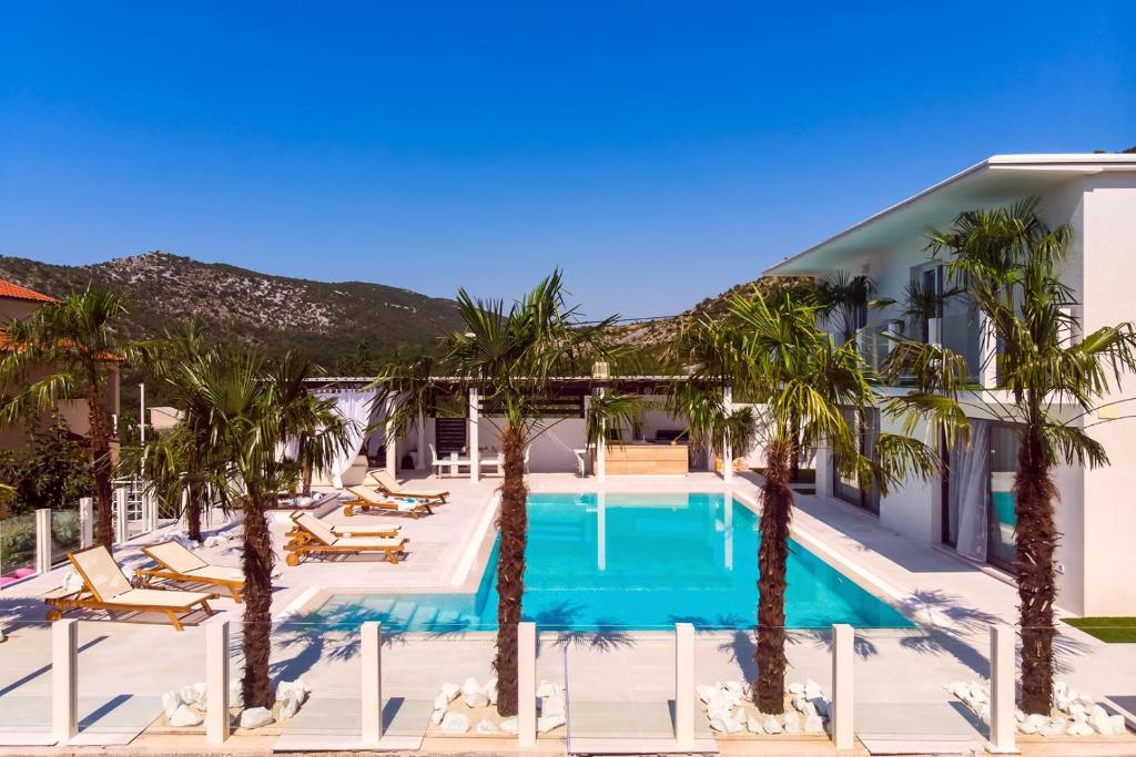 Bazén v ubytovaní Villa Caribic with 72sqm private pool, whirlpool, sauna, outdoor lounge area alebo v jeho blízkosti