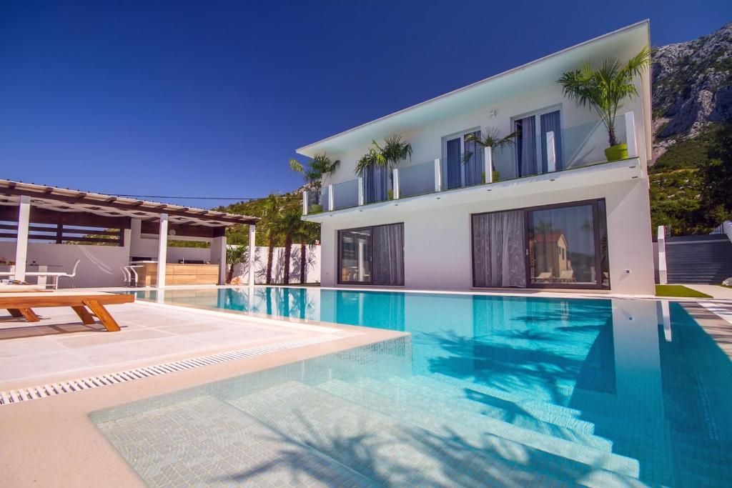 Bazén v ubytovaní Villa Caribic with 72sqm private pool, whirlpool, sauna, outdoor lounge area alebo v jeho blízkosti