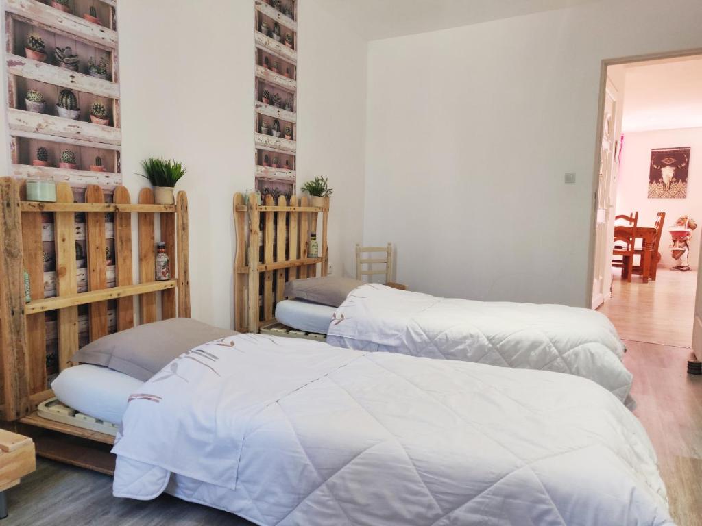 Una cama o camas en una habitación de Gîte proche du canal du midi et Narbonne 2 chambres