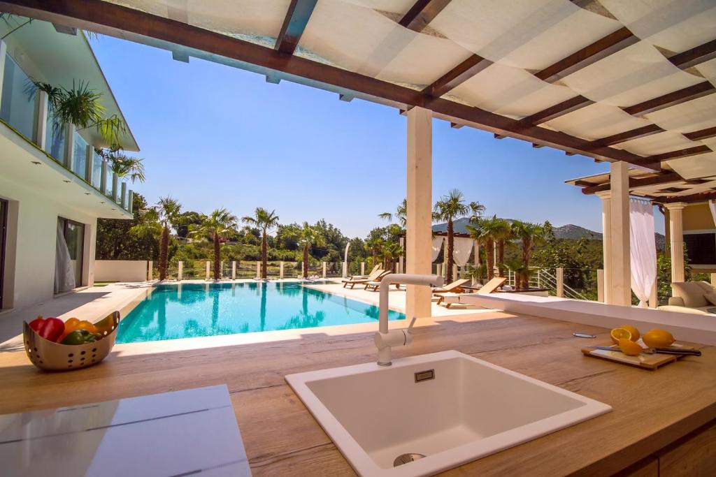 Bazén v ubytovaní Villa Caribic with 72sqm private pool, whirlpool, sauna, outdoor lounge area alebo v jeho blízkosti