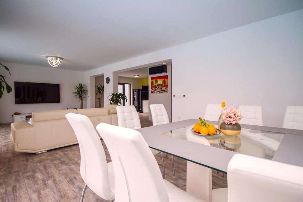 Posedenie v ubytovaní Villa Caribic with 72sqm private pool, whirlpool, sauna, outdoor lounge area