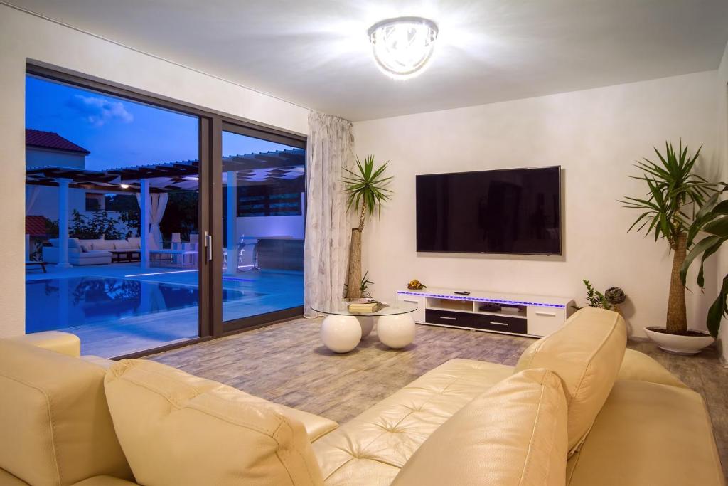Televízia a/alebo spoločenská miestnosť v ubytovaní Villa Caribic with 72sqm private pool, whirlpool, sauna, outdoor lounge area