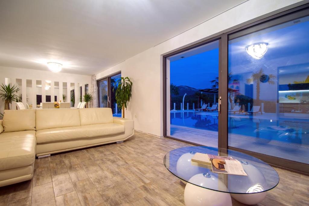Posedenie v ubytovaní Villa Caribic with 72sqm private pool, whirlpool, sauna, outdoor lounge area