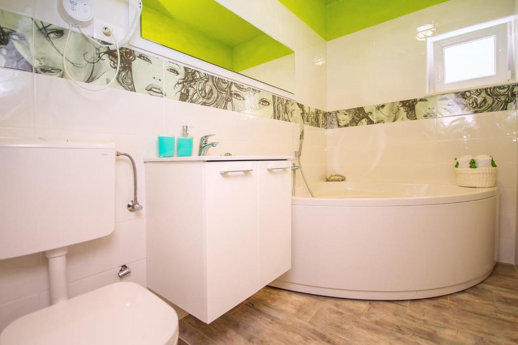 Kúpeľňa v ubytovaní Villa Caribic with 72sqm private pool, whirlpool, sauna, outdoor lounge area