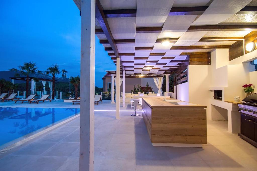 Bazén v ubytovaní Villa Caribic with 72sqm private pool, whirlpool, sauna, outdoor lounge area alebo v jeho blízkosti