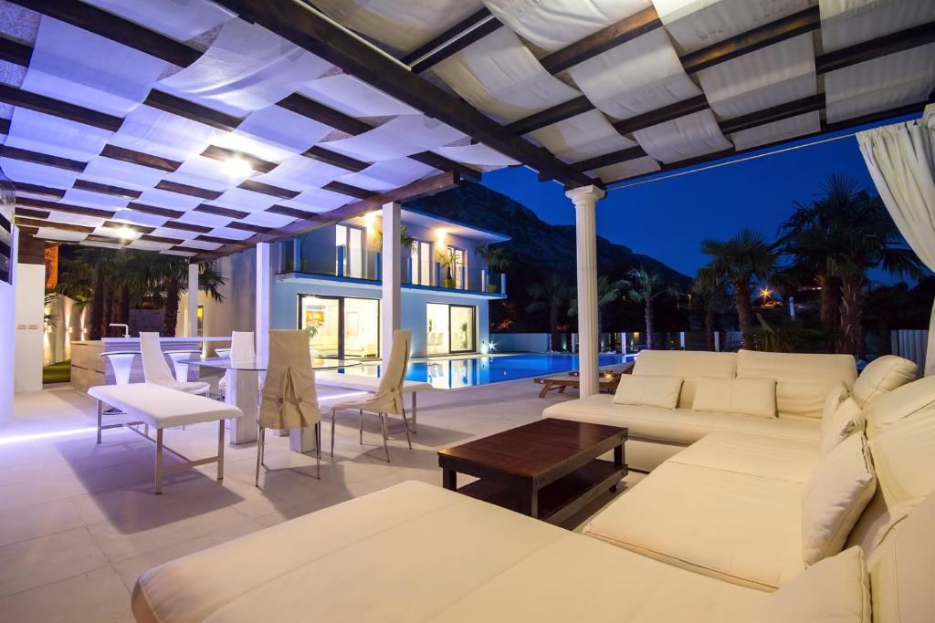 Bazén v ubytovaní Villa Caribic with 72sqm private pool, whirlpool, sauna, outdoor lounge area alebo v jeho blízkosti