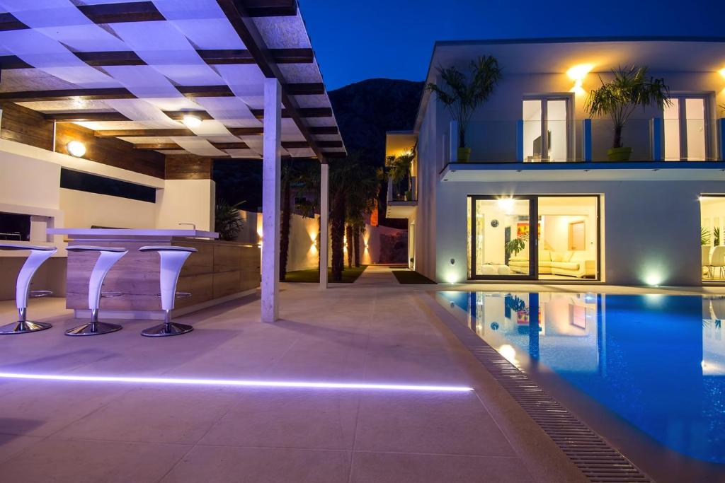 Bazén v ubytovaní Villa Caribic with 72sqm private pool, whirlpool, sauna, outdoor lounge area alebo v jeho blízkosti