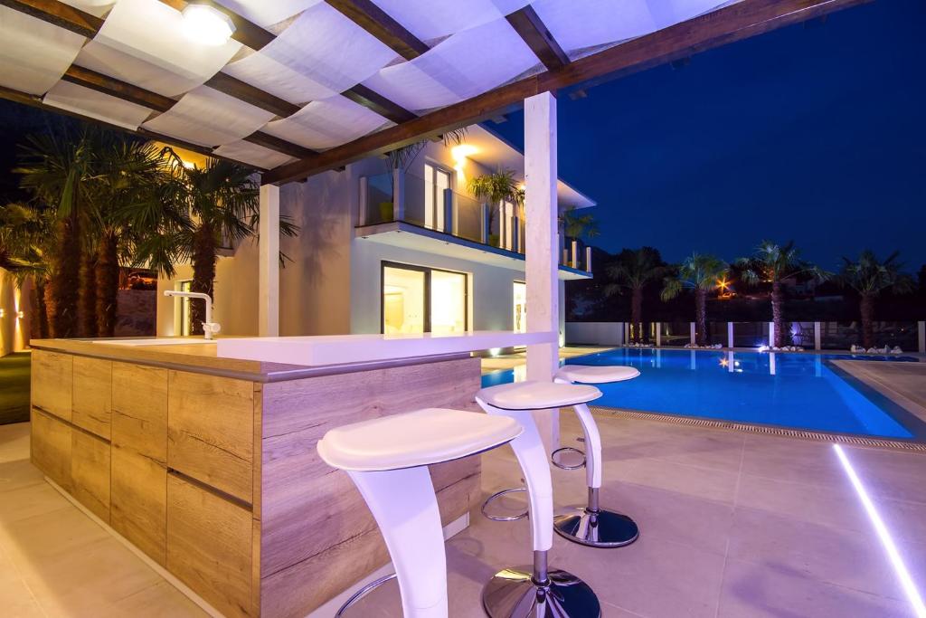 Bazén v ubytovaní Villa Caribic with 72sqm private pool, whirlpool, sauna, outdoor lounge area alebo v jeho blízkosti