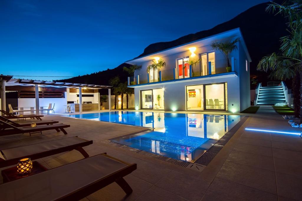 Bazén v ubytovaní Villa Caribic with 72sqm private pool, whirlpool, sauna, outdoor lounge area alebo v jeho blízkosti