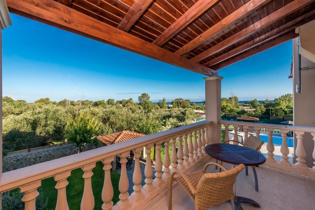 Balkon lub taras w obiekcie Villa Maxim with Private Pool & Tennis Court