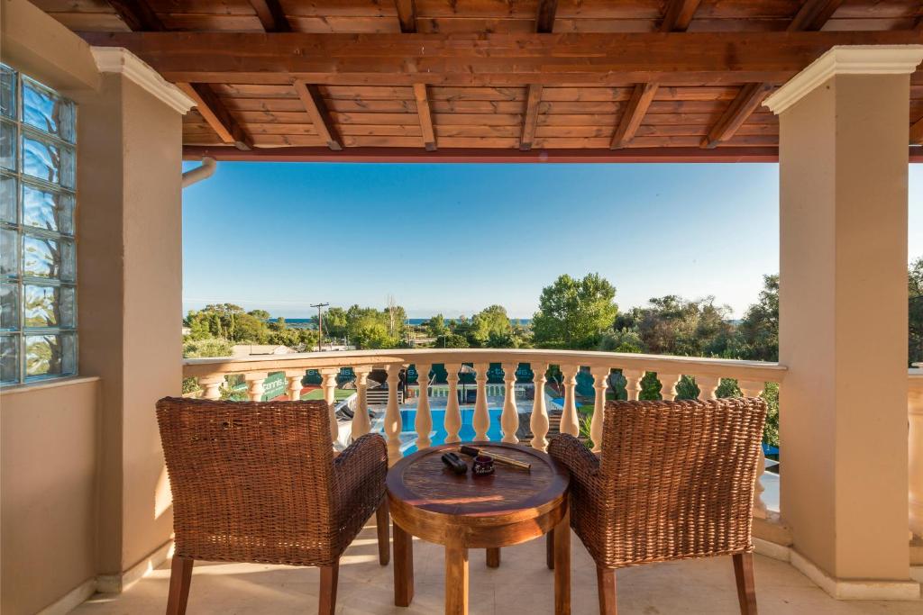 Balkon lub taras w obiekcie Villa Maxim with Private Pool & Tennis Court