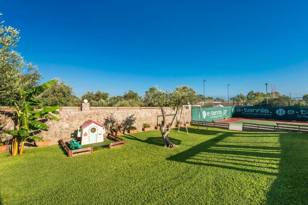 Ogród w obiekcie Villa Maxim with Private Pool & Tennis Court