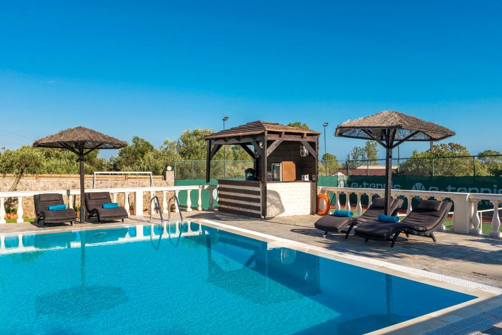 Basen w obiekcie Villa Maxim with Private Pool & Tennis Court lub w pobliżu