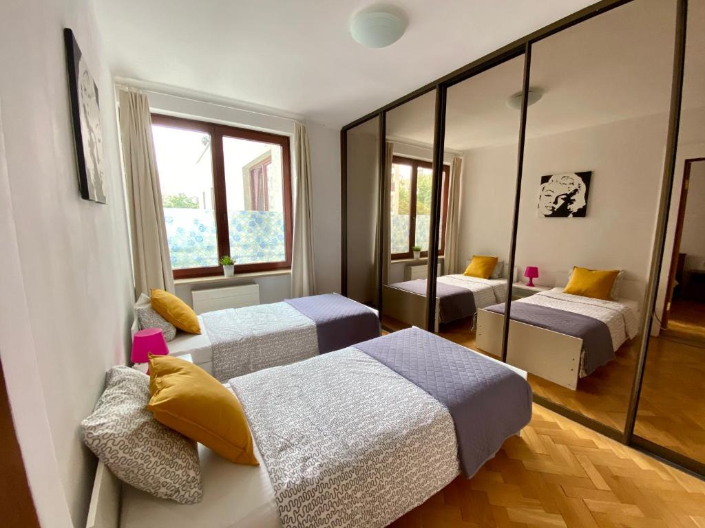 Posteľ alebo postele v izbe v ubytovaní Center Warsaw - Apartmenty Jana Pawła II