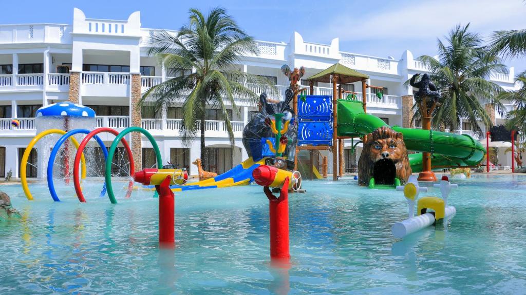 Bazén v ubytování PrideInn Paradise Beach Resort & Spa Mombasa nebo v jeho okolí