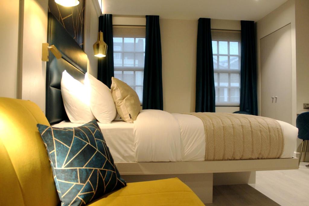Letto o letti in una camera di NOX Waterloo