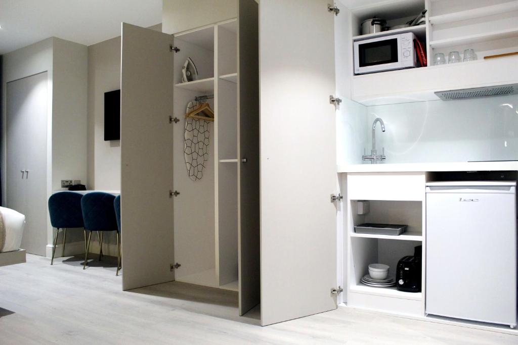 una cucina con porta che si apre su una stanza di NOX Waterloo a Londra